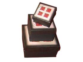 MOTIVPACKUNG ROSE  Würfel Gr.3, schwarz, Rose, aufgerichtet